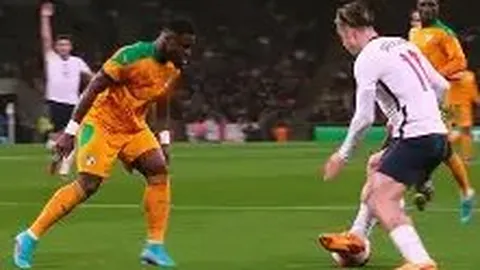 苏神热情拥抱梅西，梅西瞪眼竖拇指展可爱姿态